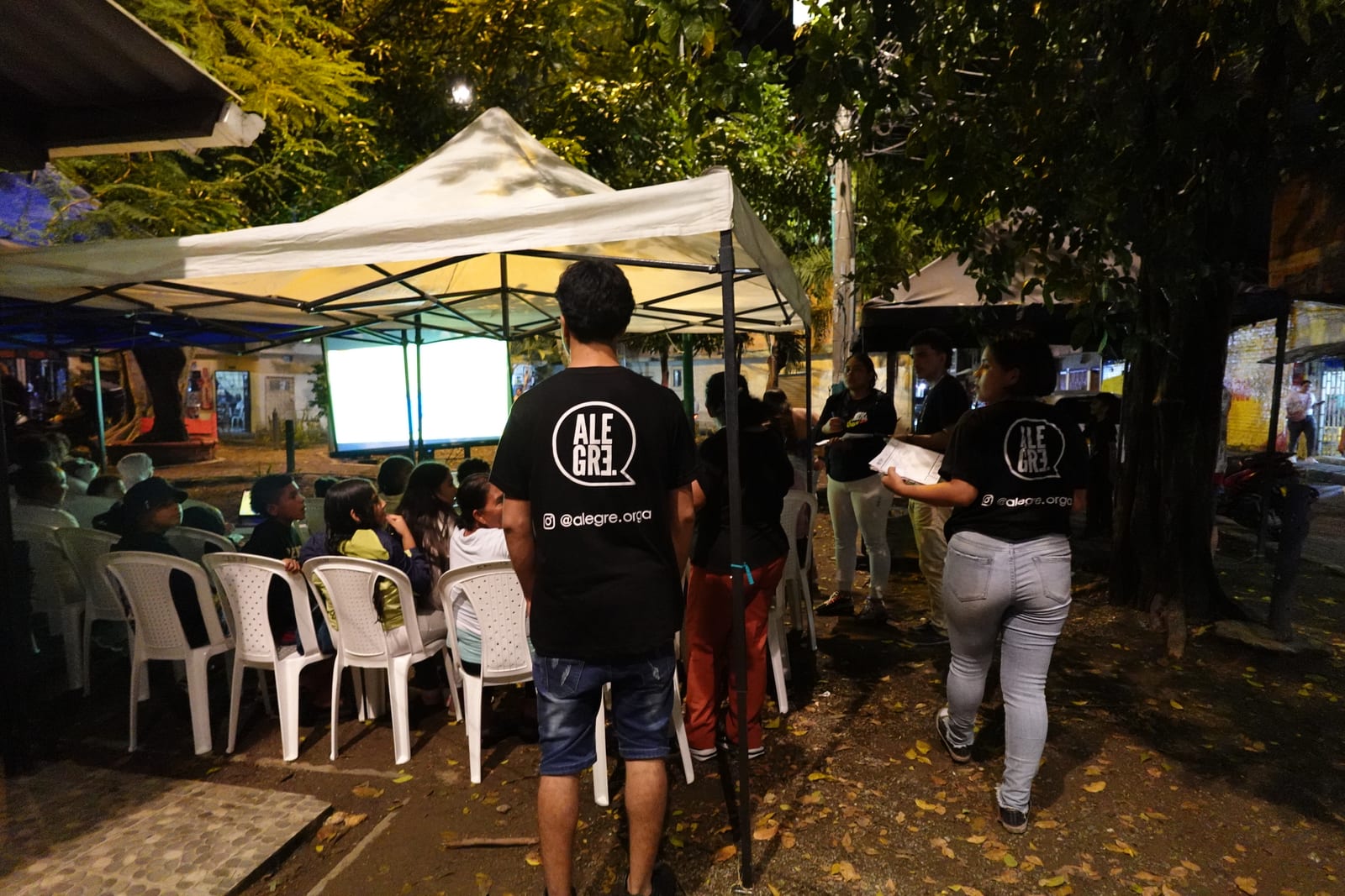 Equipo de ALEGRE acompañando una actividad comunitaria nocturna