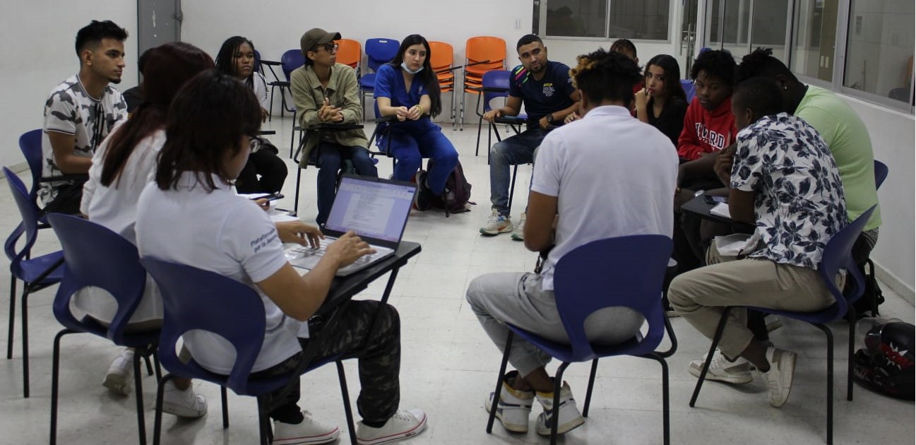 Jóvenes reunidos en un espacio de participación