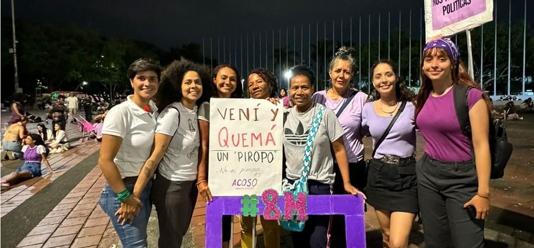Jóvenes participando en una actividad comunitaria